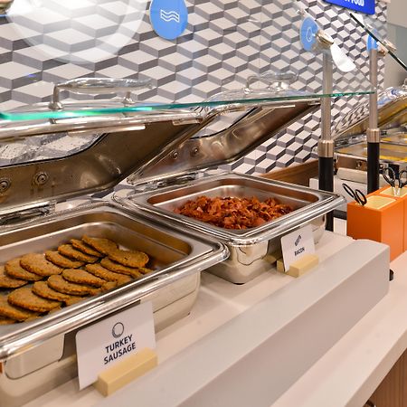 波士顿米尔福德智选假日酒店 外观 照片